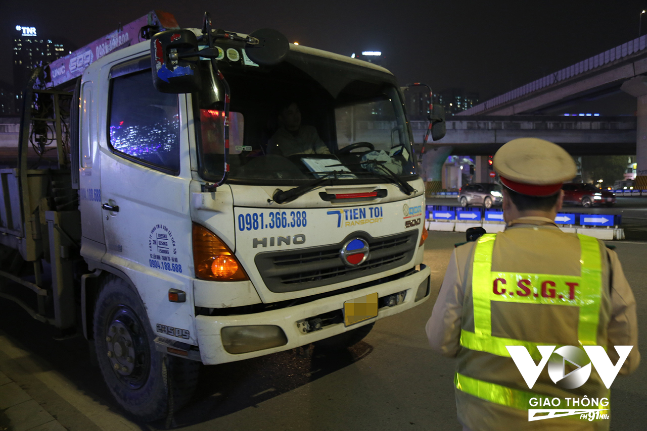 Nhất là tại các khu vực trục đường chính, cửa ngõ thủ đô thường xuyên có xe tải lớn di chuyển. Do đó, trong thời gian tới, Phòng CSGT Hà Nội tiếp tục tăng cường kiểm tra, xử lý vi phạm đối với xe tải chở vật liệu hoạt động vào ban đêm, bảo đảm trật tự, an toàn giao thông, không để ảnh hưởng đến cuộc sống của người dân. Đồng thời yêu cầu các công ty vận tải, chủ xe ký cam kết không lắp, độ chế còi và đèn gây mất trật tự khi tham gia giao thông.