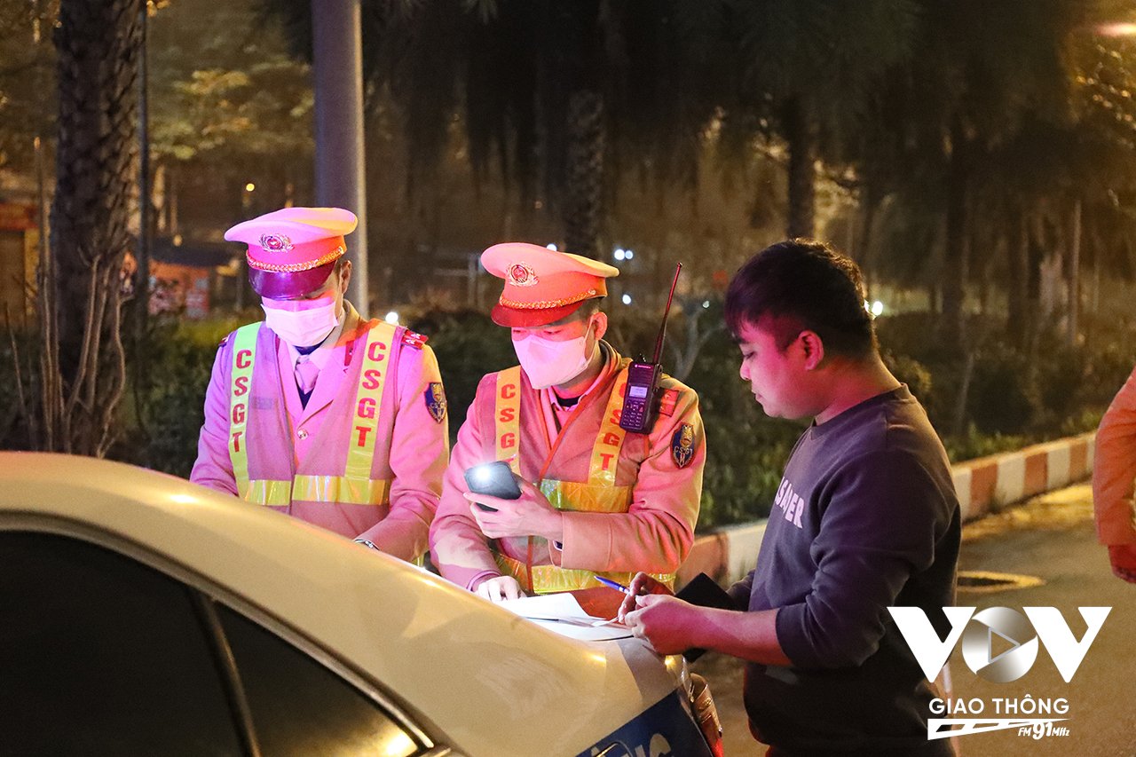 Tại tổ công tác, tài xế T.Q.C (Trú tại Hải Dương) cho biết, đèn trên thân xe được các tài xế lắp để di chuyển trong công trường dễ hơn, do đi từ công trường ra nên quên tắt đèn này xe.