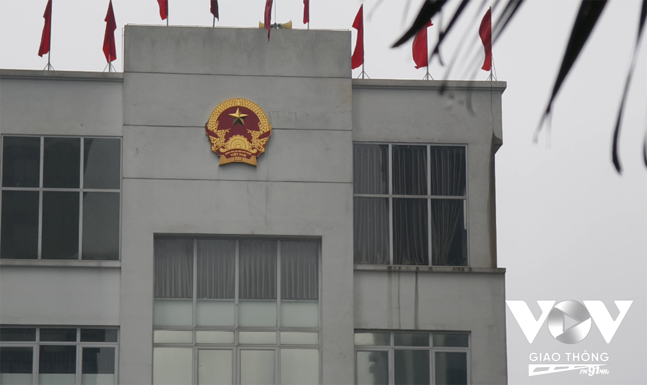 Trao đổi với VOV Giao thông, bà Lê Hoài Hương - Phó Chủ tịch UBND phường Minh Khai cho biết, UBND quận Hai Bà Trưng đang phối hợp với chủ đầu tư và cư dân để giải quyết các vấn đề giao thông đi lại tại Hinode City