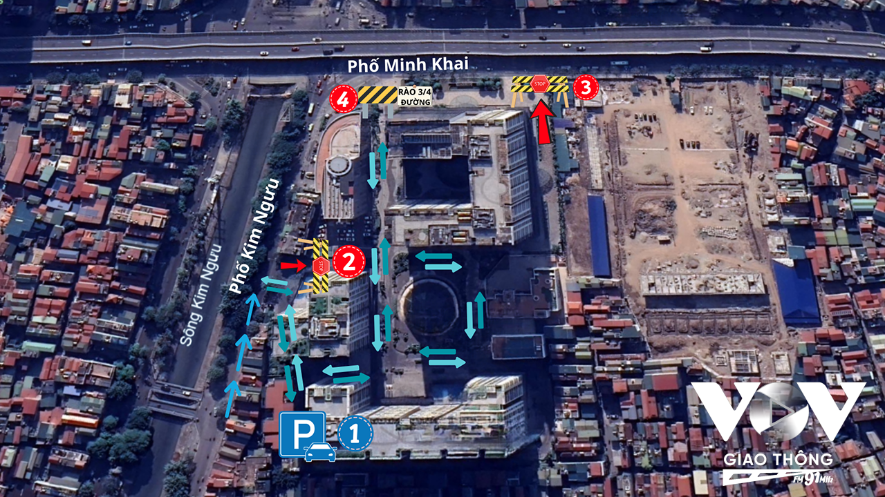 Toàn bộ xe ra vào của cư dân chung cư Hinode City bị dồn về điểm cửa hầm số 1. Do 3 cửa hầm bị đóng, hạn chế đi lại, chung cư này trở thành 'ốc đảo giao thông' dù có 2 mặt tiền đắc địa.