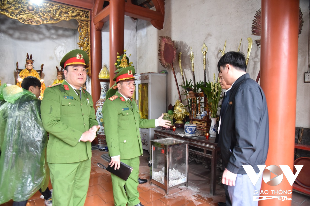 Lực lượng chức năng thường xuyên tăng cường, nhắc nhở công tác đảm bảo an toàn PCCC với các hộ kinh doanh tại chùa Hương