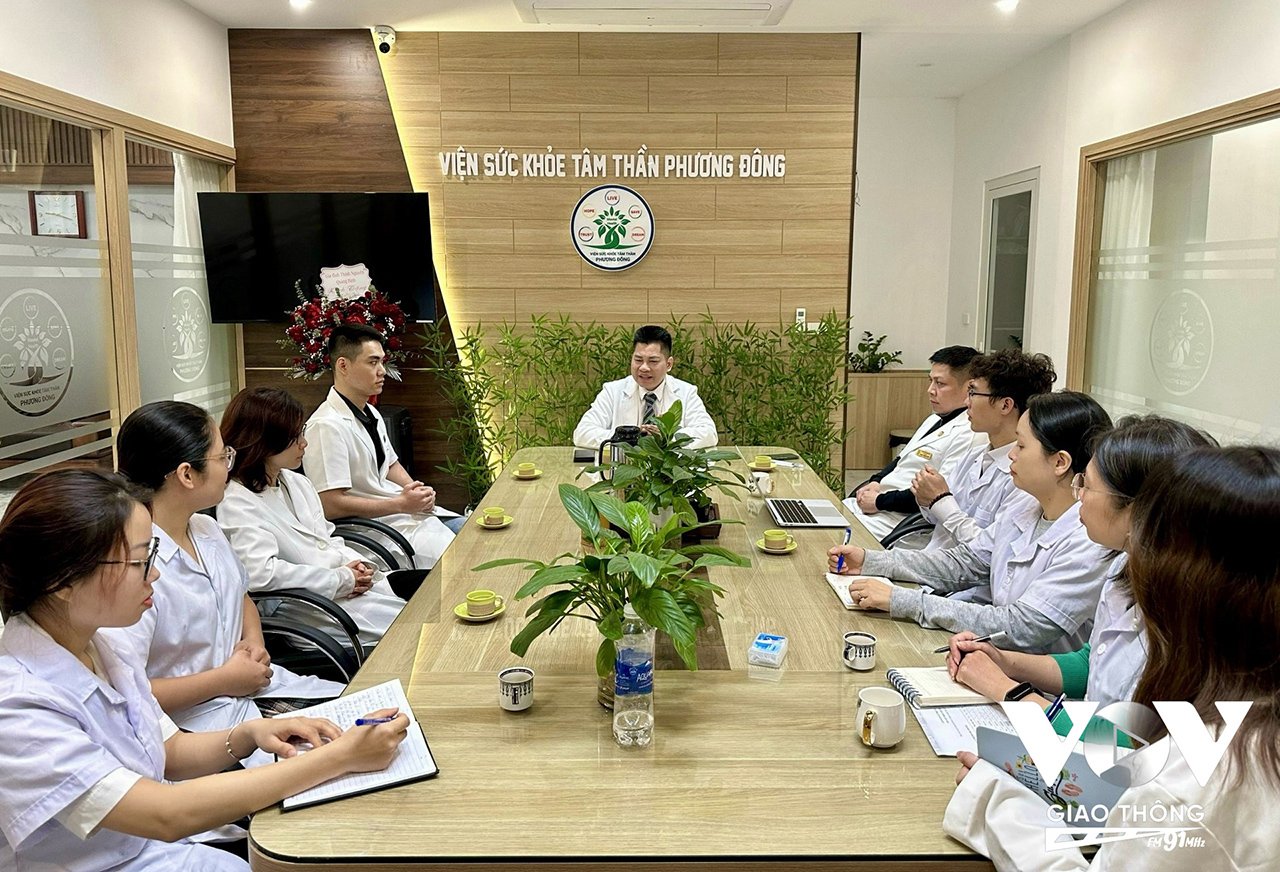 BS Đinh Hữu Uân trao đổi công việc với đồng nghiệp