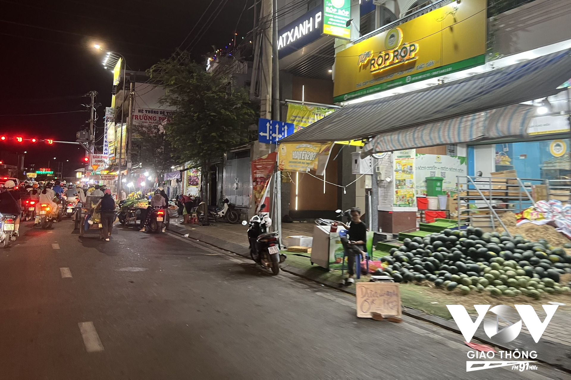 Cứ mỗi buổi sáng và tối, những chiếc xe ba gác chở theo hàng hoá lại ùn ùn đổ về đây