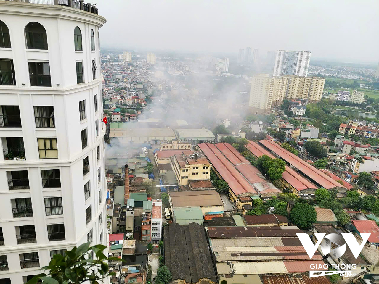 Hàng ngày các cột khói này vẫn được phát tán giữa khu dân cư, gây ảnh hưởng đến sinh hoạt của người dân