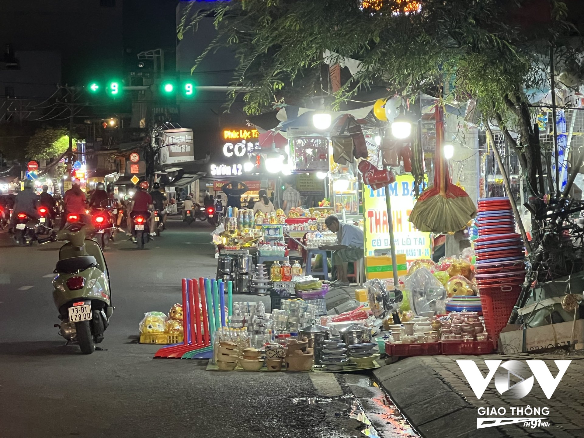 Người dân vô tư dừng đỗ ngay dưới lòng đường để vào mua hàng