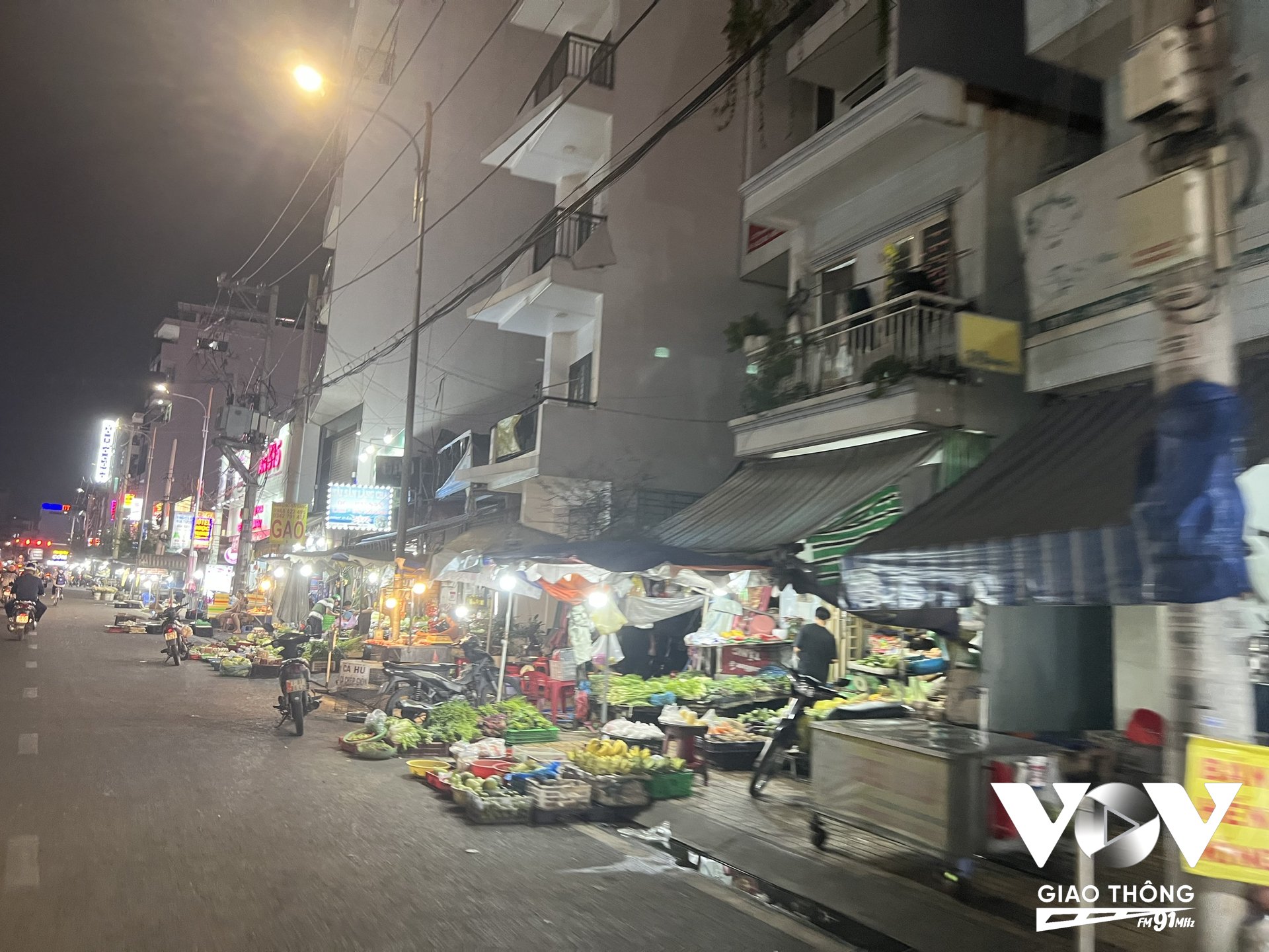 Những sạp hàng không chỉ chiếm dụng vỉa hè mà còn biến lòng đường thành nơi buôn bán