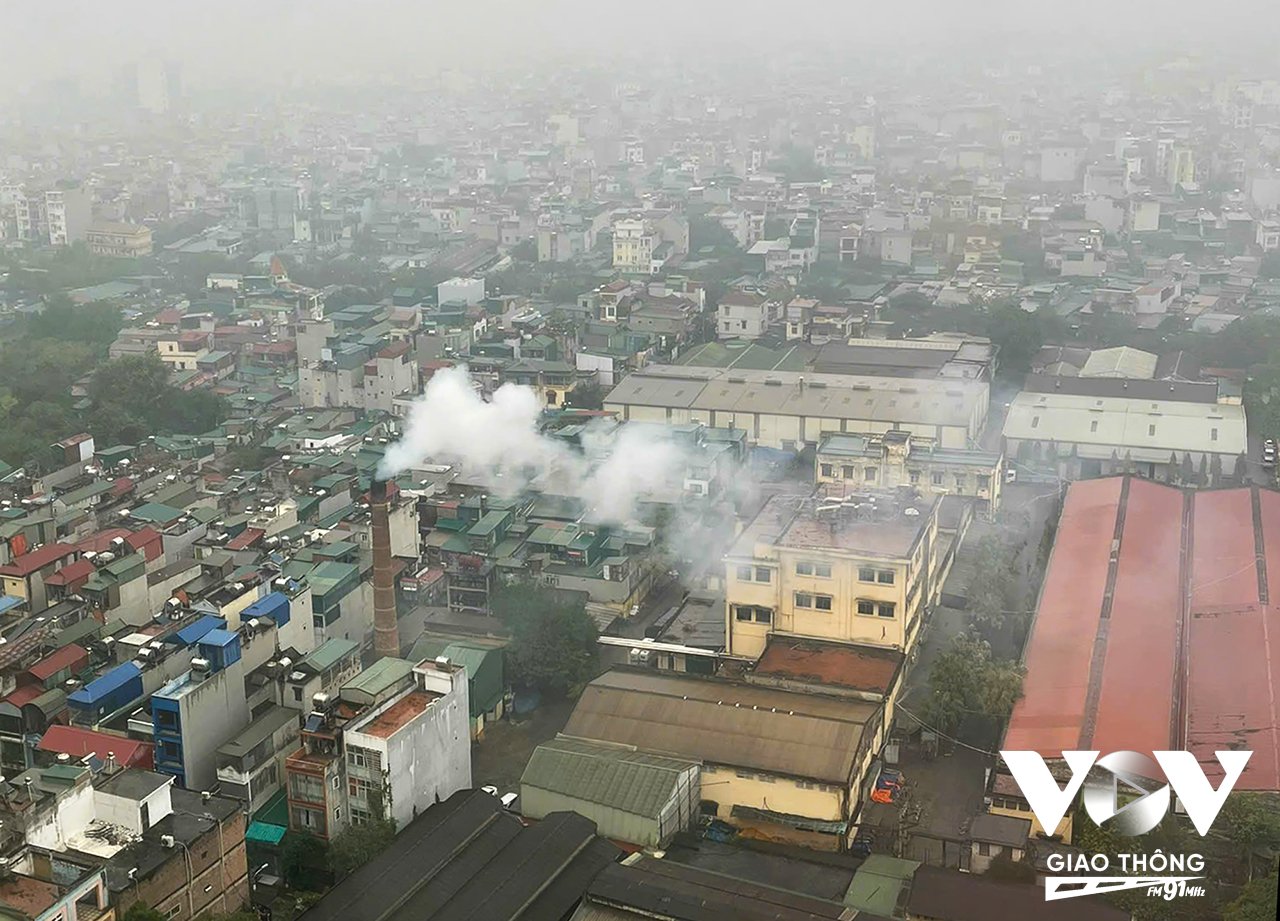 Từng đợt khói trắng hàng ngày vẫn được phát ra từ ống khói của công ty CP Dệt công nghiệp Hà Nội