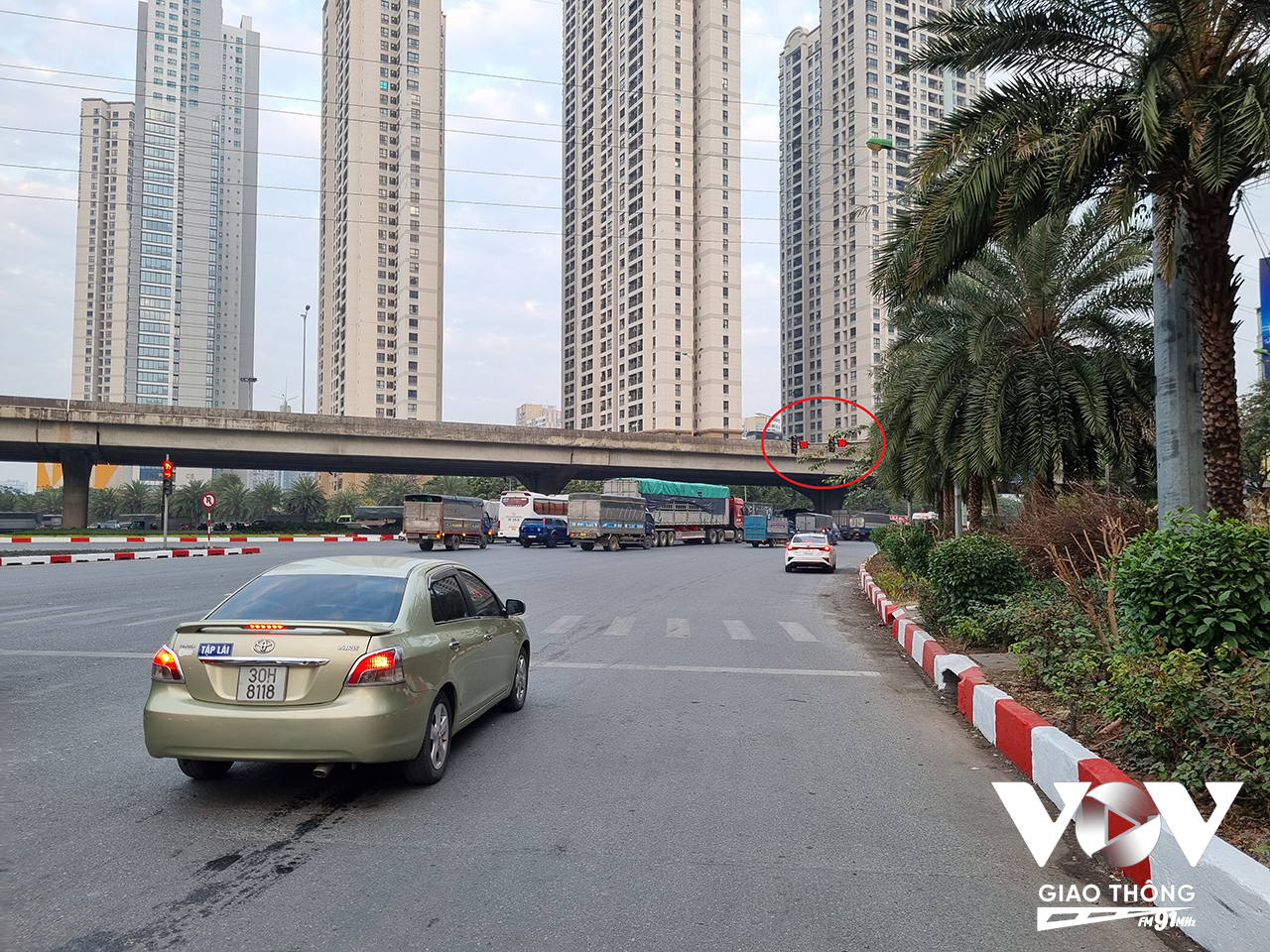 Những sự cố, bất cập của biển báo, đèn tín hiệu là thông tin phản ảnh thường xuyên của thính giả đến VOV Giao thông. Hình ảnh tại đại lộ Thăng Long, Hà Nội, vạch dừng xe cách đèn tín hiệu tới 20m (Ảnh: Minh Hiếu/VOVGT)