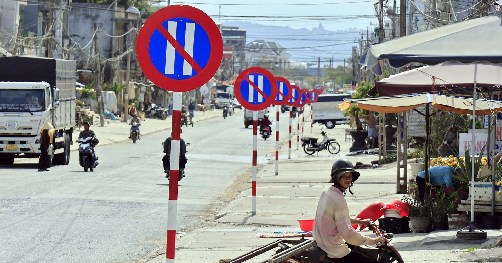 Việc tổng rà soát là cần thiết, nhưng cần thay đổi cách quản lý để tạo sự đột phá cho hệ thống báo hiệu đường bộ. Hình ảnh loạt biển báo san sát trên QL27 qua huyện Đơn Dương, tỉnh Lâm Đồng (Ảnh: Vietnamnet)