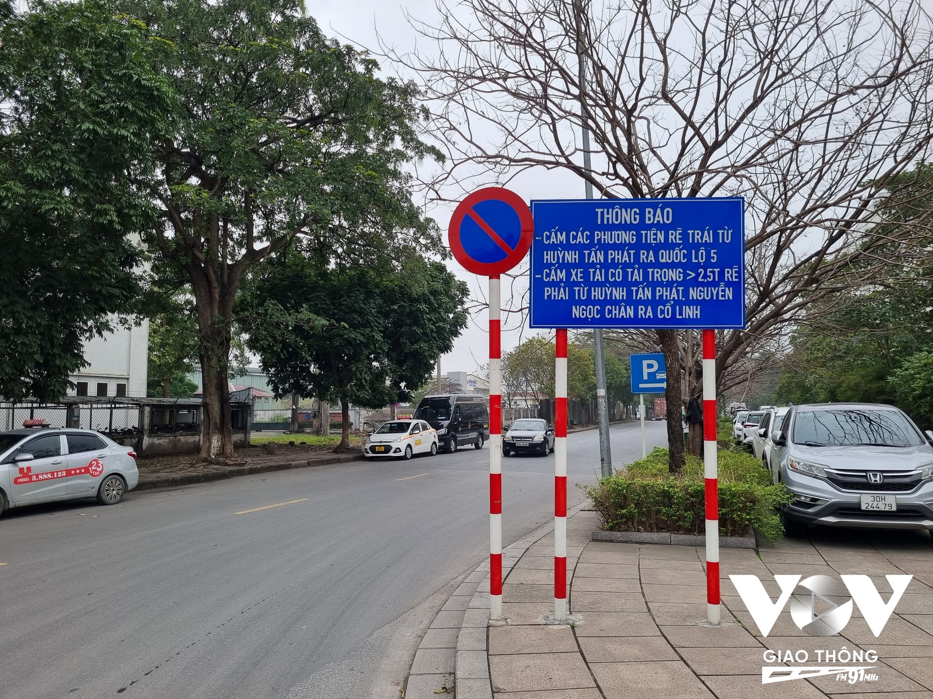Tiêu chí quan trọng nhất là đảm bảo dễ hiểu, dễ quan sát, dễ nhận diện từ xa cho tài xế. Hình ảnh biến chỉ dẫn nhiều chữ trên đường Nguyễn Ngọc Chân, Long Biên, Hà Nội (Ảnh: Minh Hiếu/VOVGT)