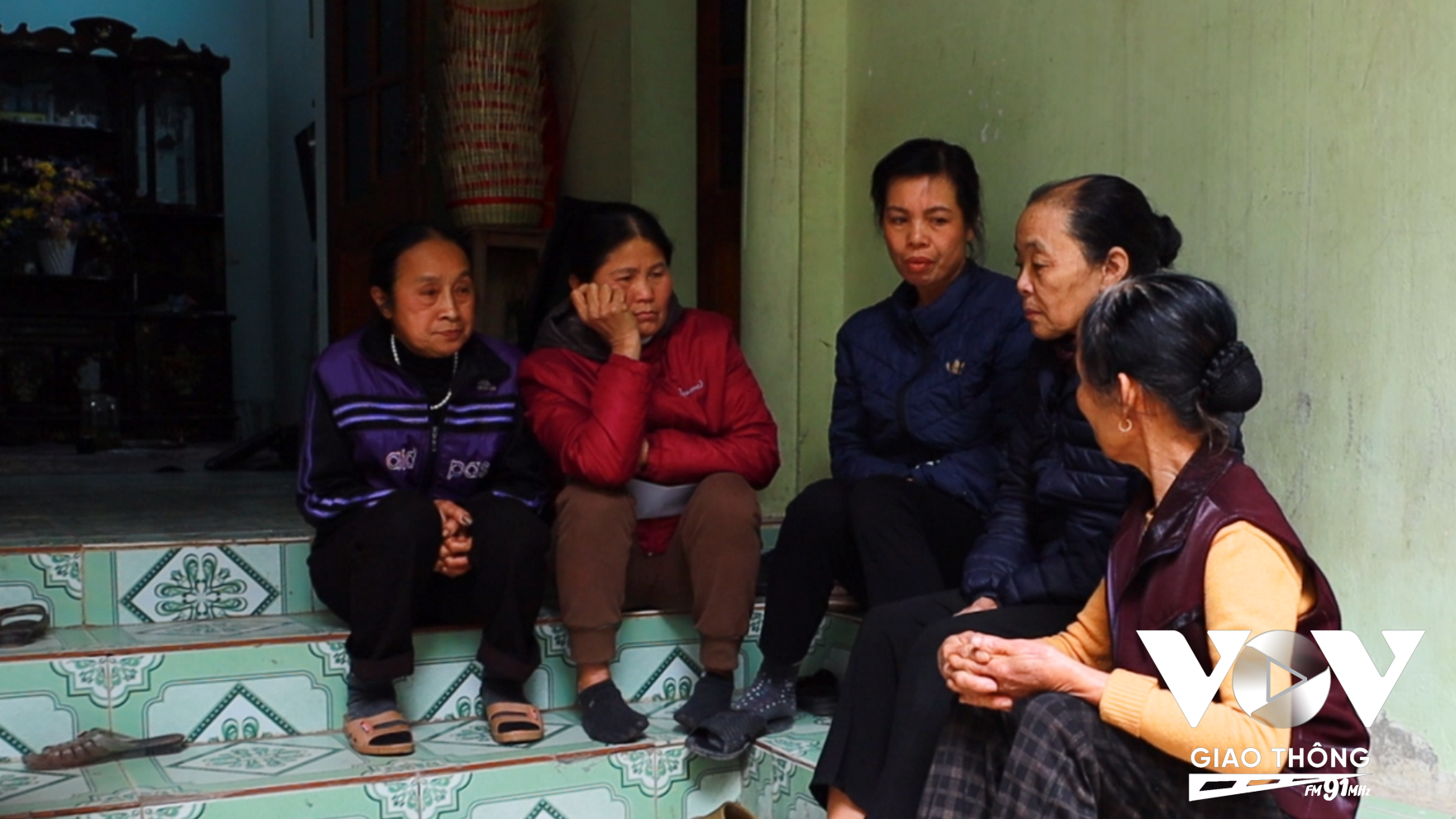 Những người nông dân ở thôn 3, xã Vạn Phúc thẫn thờ khi mất trắng đất nông nghiệp, sau khi họ cho công ty Hoàng Hà thuê với giá 90.000 đồng mỗi mét vuông thời hạn 14 năm