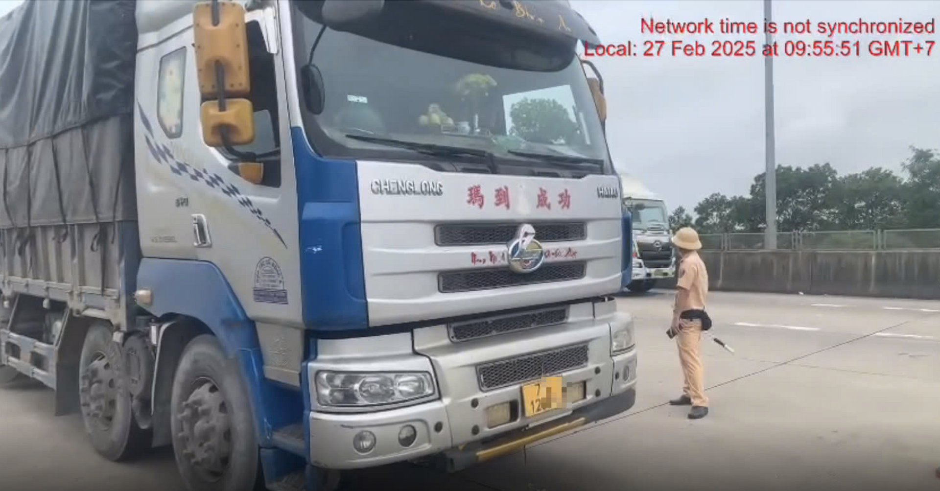 Lực lượng chức năng tiến hành cân trọng tải phương tiện