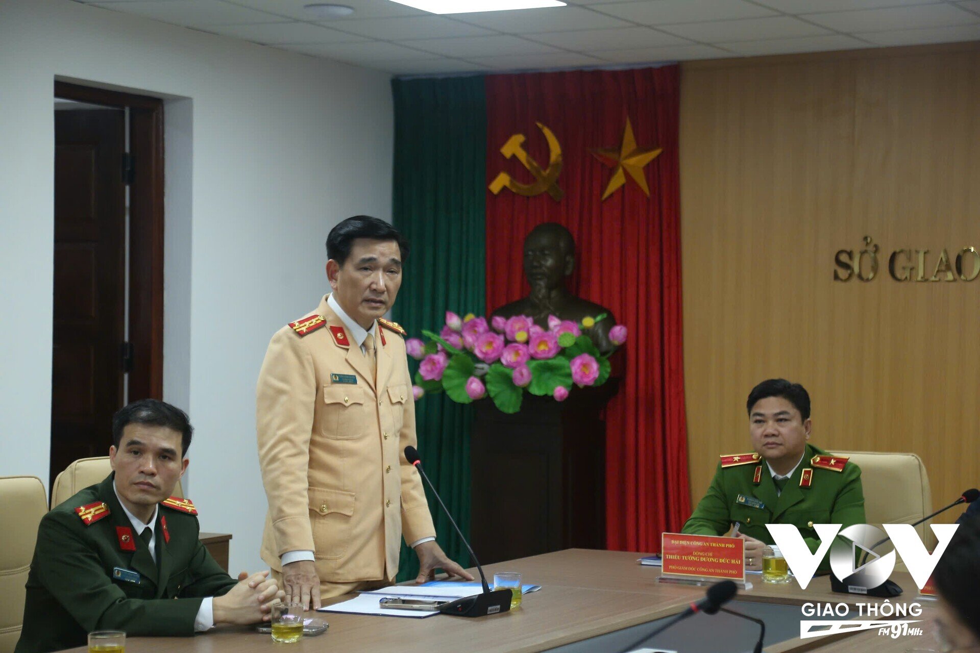 Đại tá Trần Đình Nghĩa, Trưởng Phòng CSGT TP. Hà Nội phát biểu tại buổi bàn giao