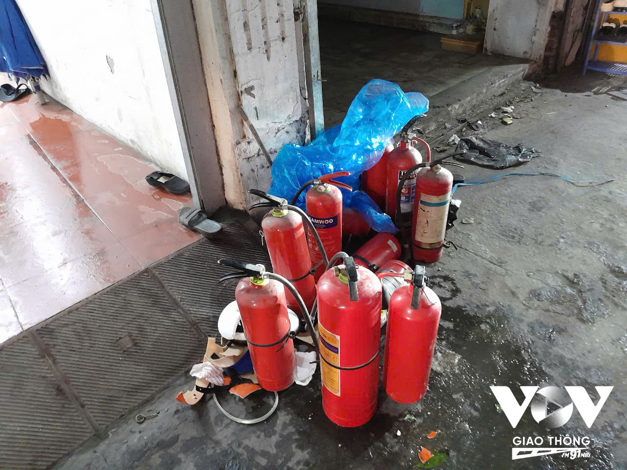 Hơn mười bình cứu hỏa đã giúp cho gia đình anh Hùng không bị cháy lan rộng ra