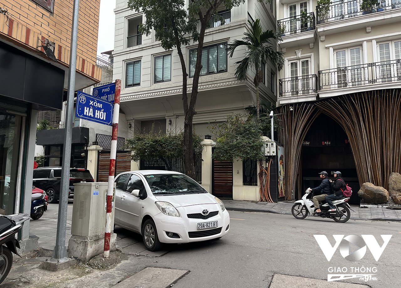 Dịch sang bên phía phố Trần Quốc Toản, sẽ là Xóm Hà Hồi... Tất nhiên, tên nào cũng là chỉ một địa danh, nhưng với cánh shipper, giao hàng, xe ôm, taxi mới hoạt động ở Thủ đô thì quả là một bài toán khó