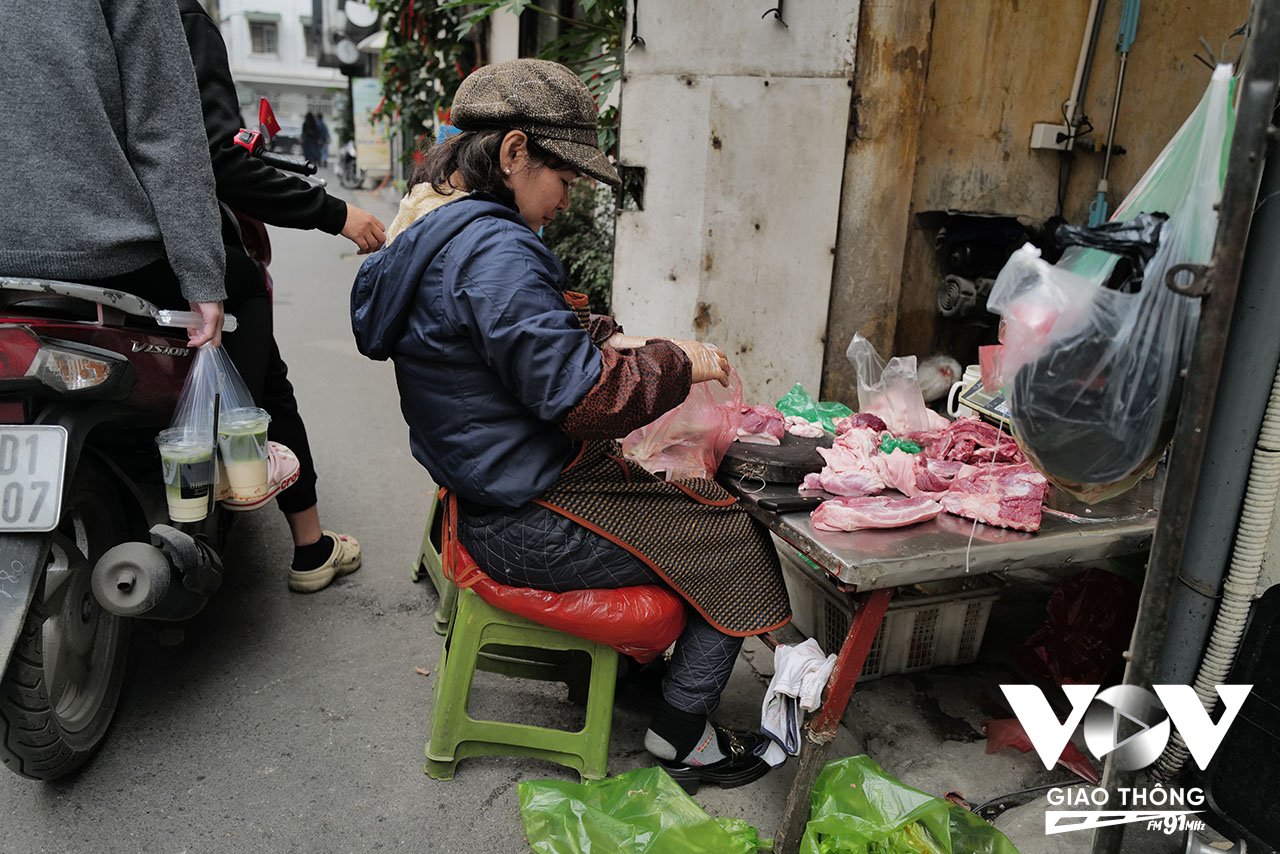 Khác với những hàng buôn bán vỉa hè, người phụ nữ này quay cửa hàng vào bên trong chứ không hướng ra ngoài ngõ xóm, có lẽ, để đỡ ảnh hưởng tới việc đi lại