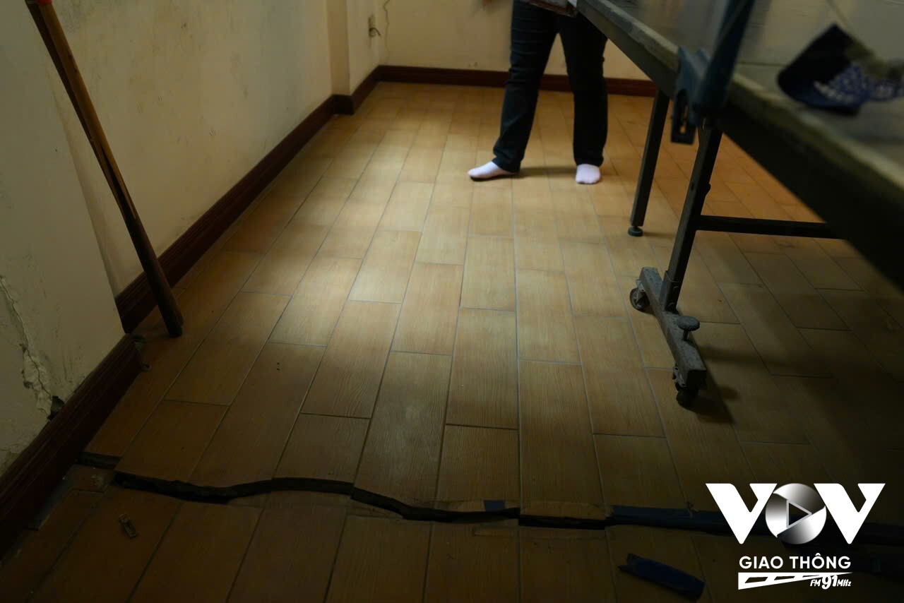 Vết nứt tại nhà bà Cao Thị Bình (trú tại số 20, ngõ 7, Giang Văn Minh)