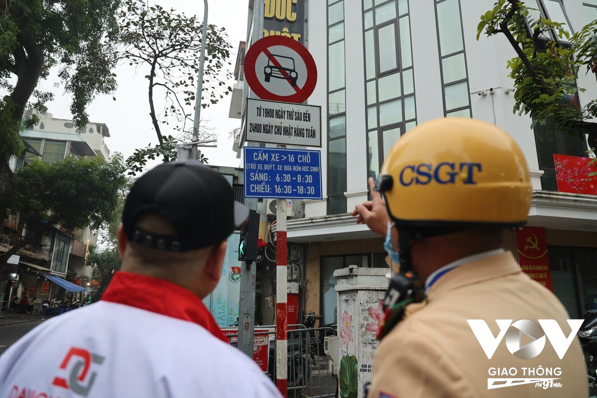 Nhiều tài xế tỏ ra bỡ ngỡ trong ngày đầu thí điểm cấm xe khách trên 16 chỗ vào khu vực phố cổ