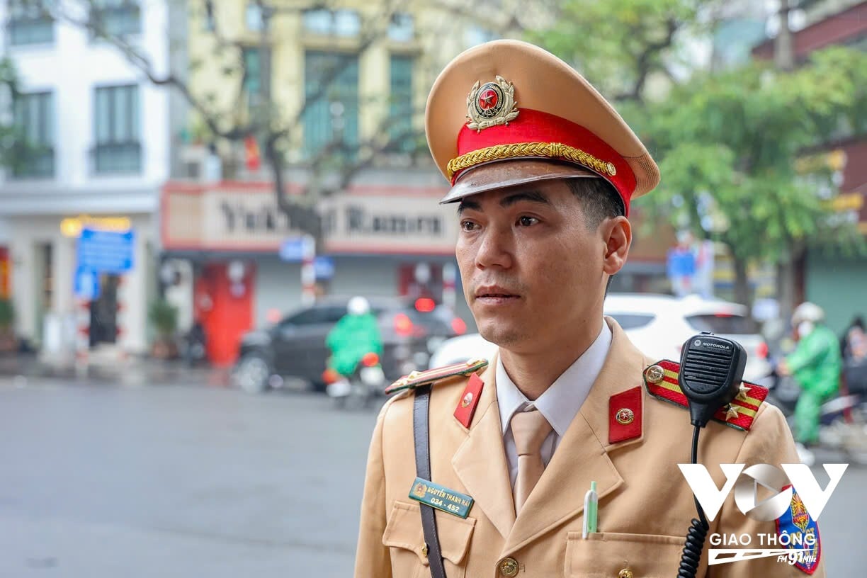 Theo Trung tá Nguyễn Thanh Hải, cán bộ Đội CSGT đường bộ số 1 (Phòng CSGT, Công an TP. Hà Nội), trong ngày đầu áp dụng thí điểm hạn chế xe trên 16 chỗ vào khu vực phố cổ, Hồ Gươm đã thông thoáng hơn, người dân và du khách phấn khởi vì di chuyển thuận lợi