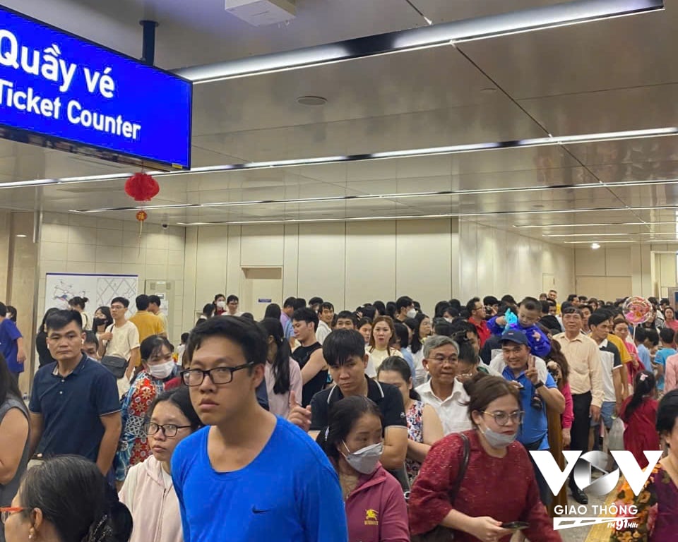 Khi hệ thống soát vé bị lỗi, việc bán vé thủ công gây mất thời gian, nhiều người phải xếp hàng chờ đợi khá lâu mới lên được tàu.