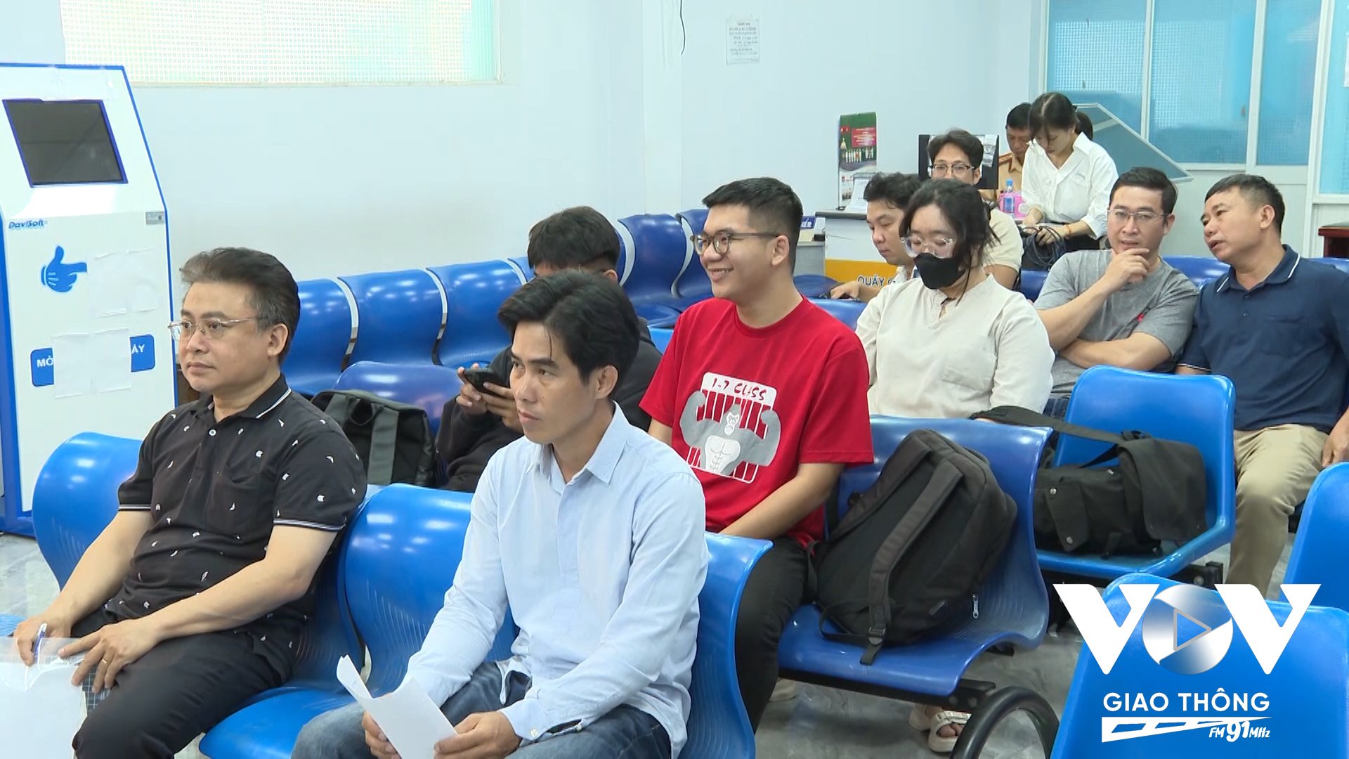 Ngày đầu người dân đến làm các thủ tục cấp, đổi giấy phép lái xe