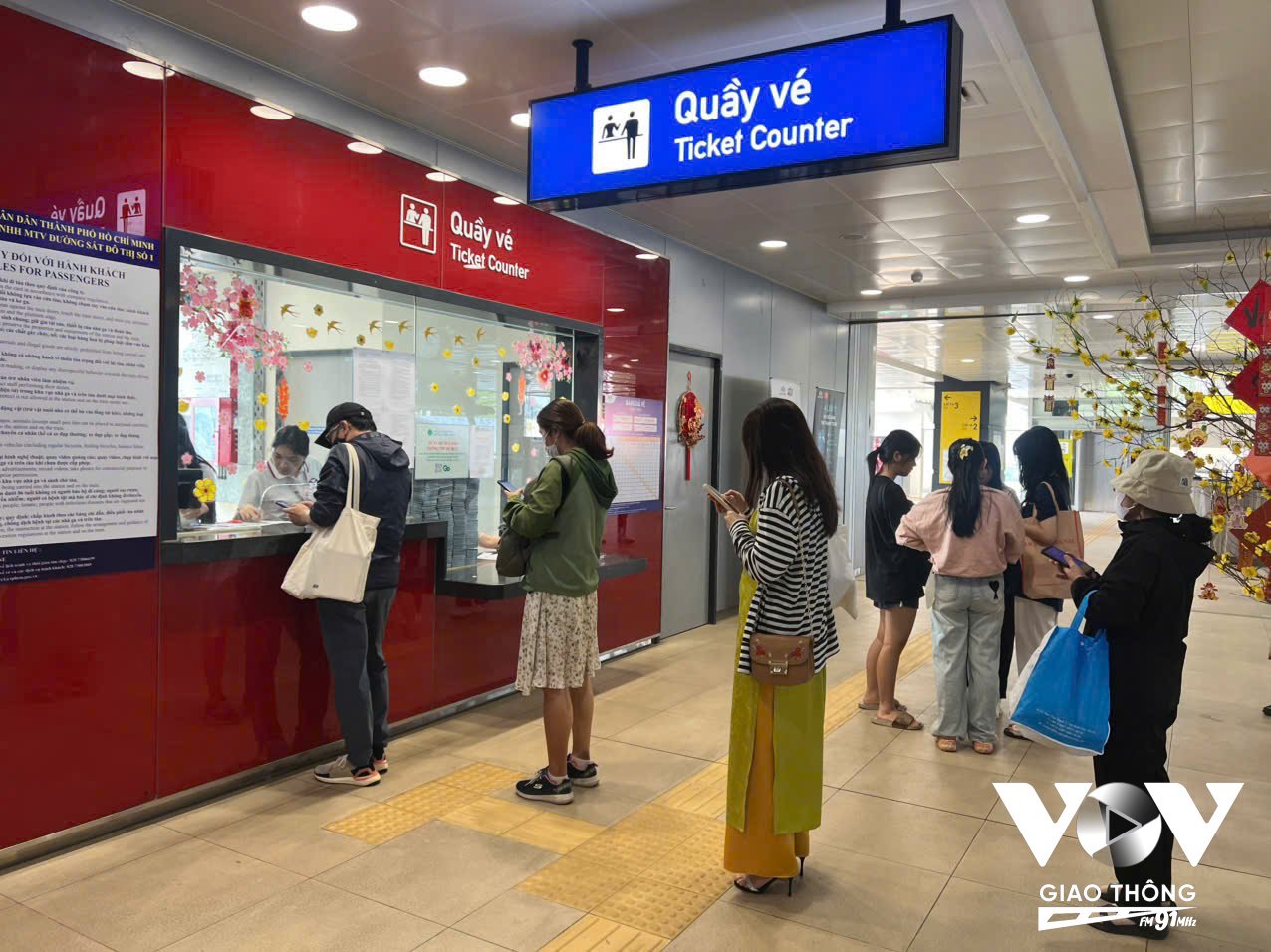 Người dân xếp hàng mua vé tại quầy