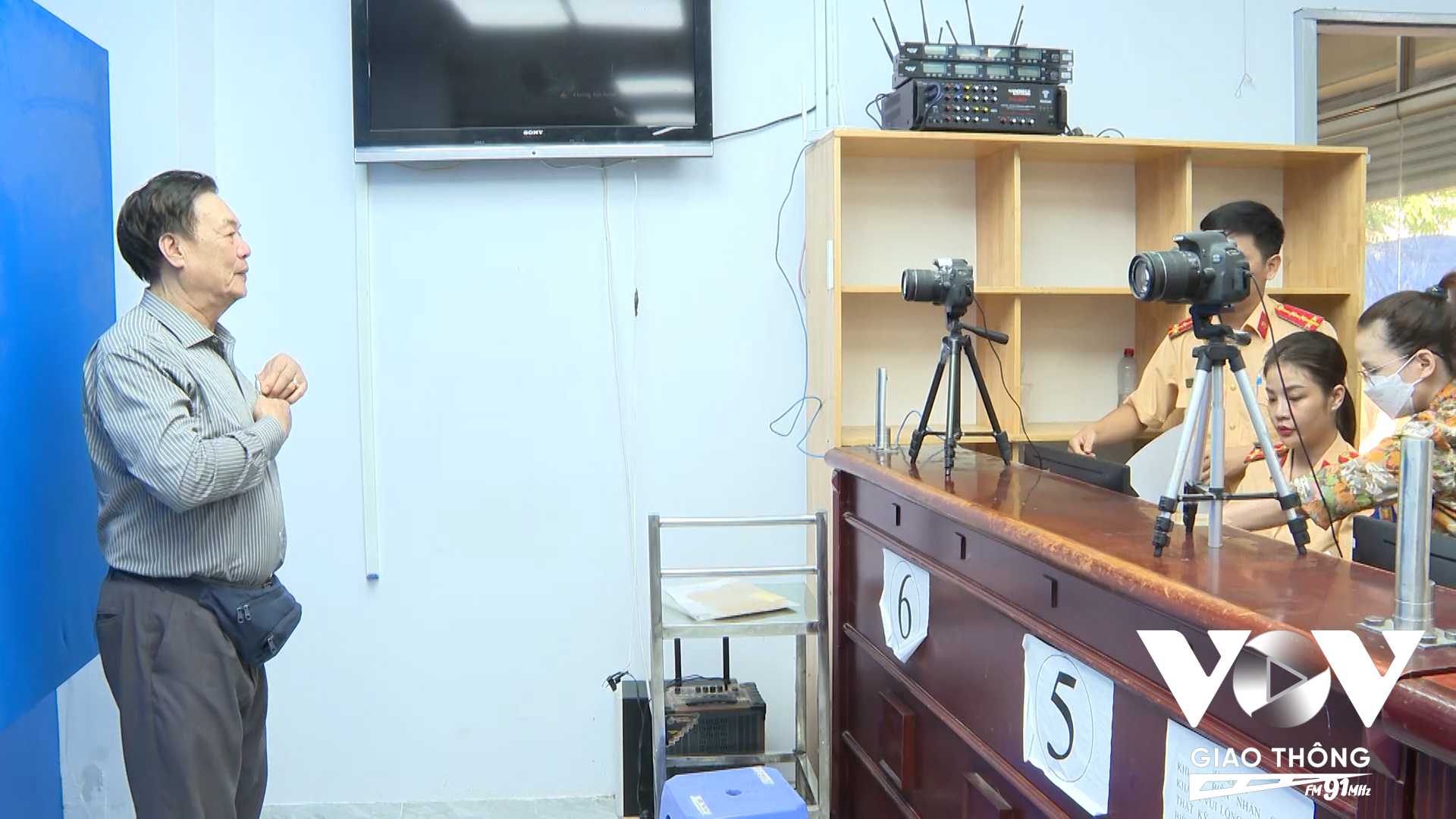 Những người dân đầu tiên làm được cấp đổi giấy phép lái xe tại các điểm cấp do CSGT Công an TP.HCM thực hiện