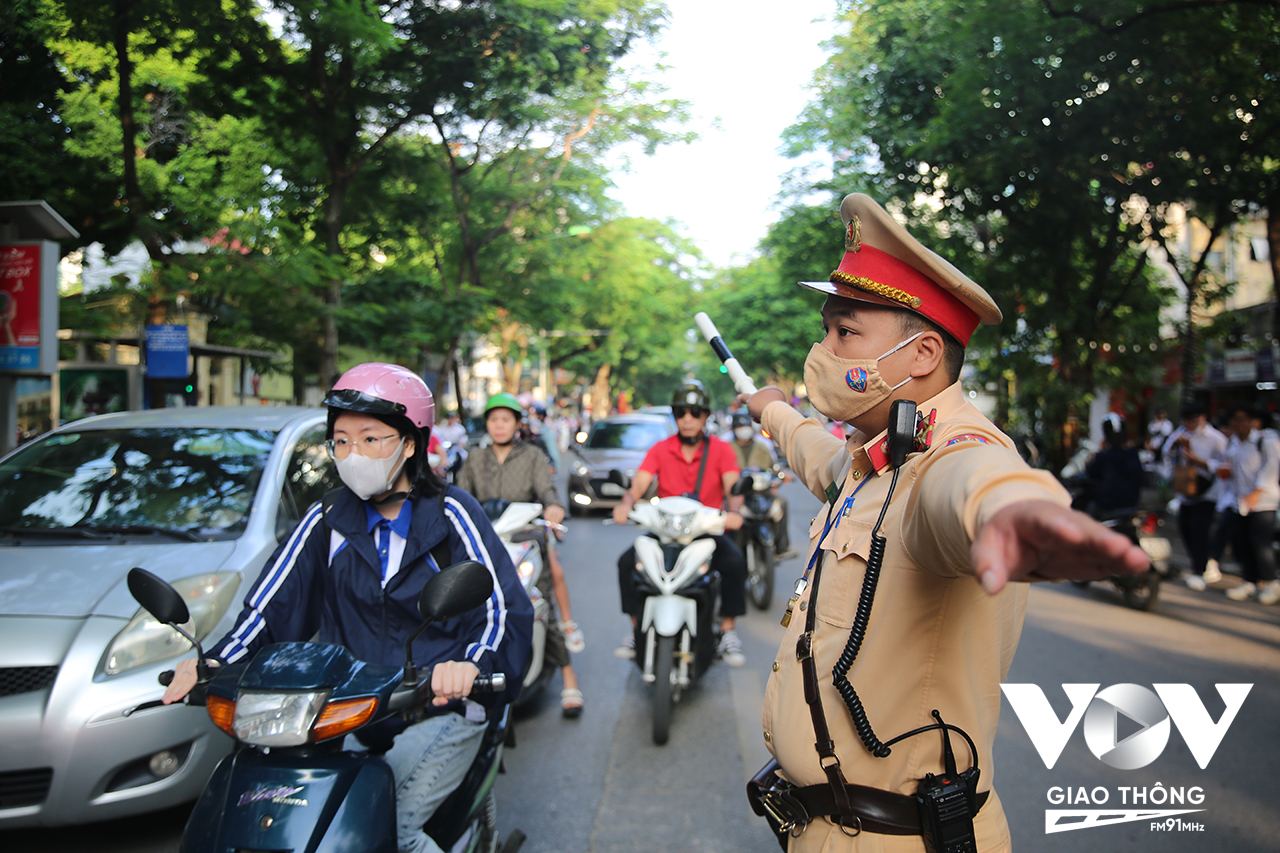 1-ngay-tu-6h-sang-doi-csgt-so-1-phong-csgt-cong-an-tp-ha-noi-da-co-mat-tai-cac-cong-truong-tren-dia-ban-de-phan-luong-dieu-tiet-dam-bao-atgt-giao-thong-0819