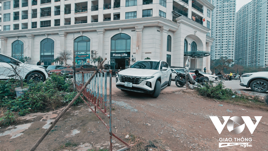 Con đường đi mượn có barie ở trước tòa nhà G2 chung cư Sunshine Garden. Toàn bộ đường dẫn vào chung cư này đều là ngõ nhỏ, lối tắt, đường thuê và mượn.
