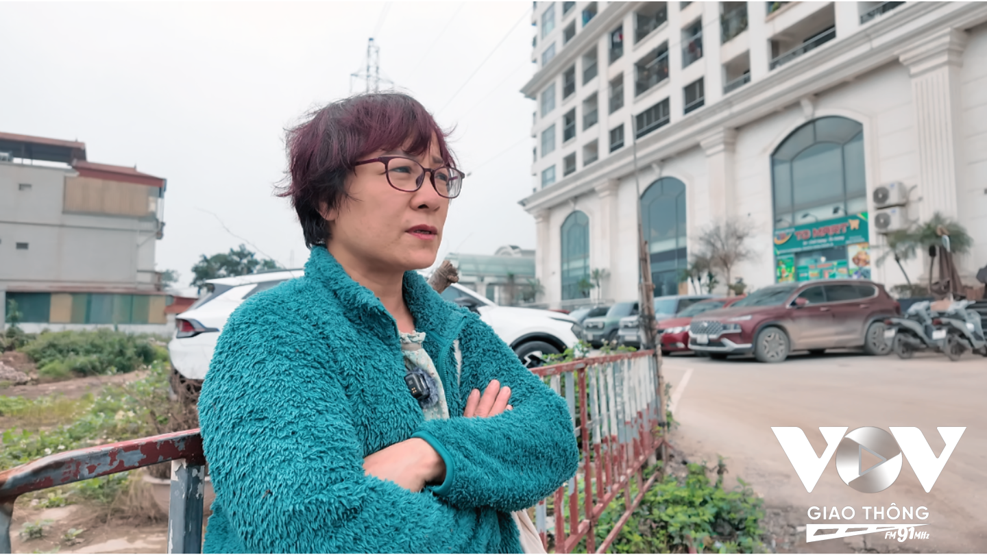 Bà An Thúy Hà không hiểu nổi một chung cư mở bán cho cư dân đã 6 năm mà một con đường đi chính thức để về nhà cũng không có.