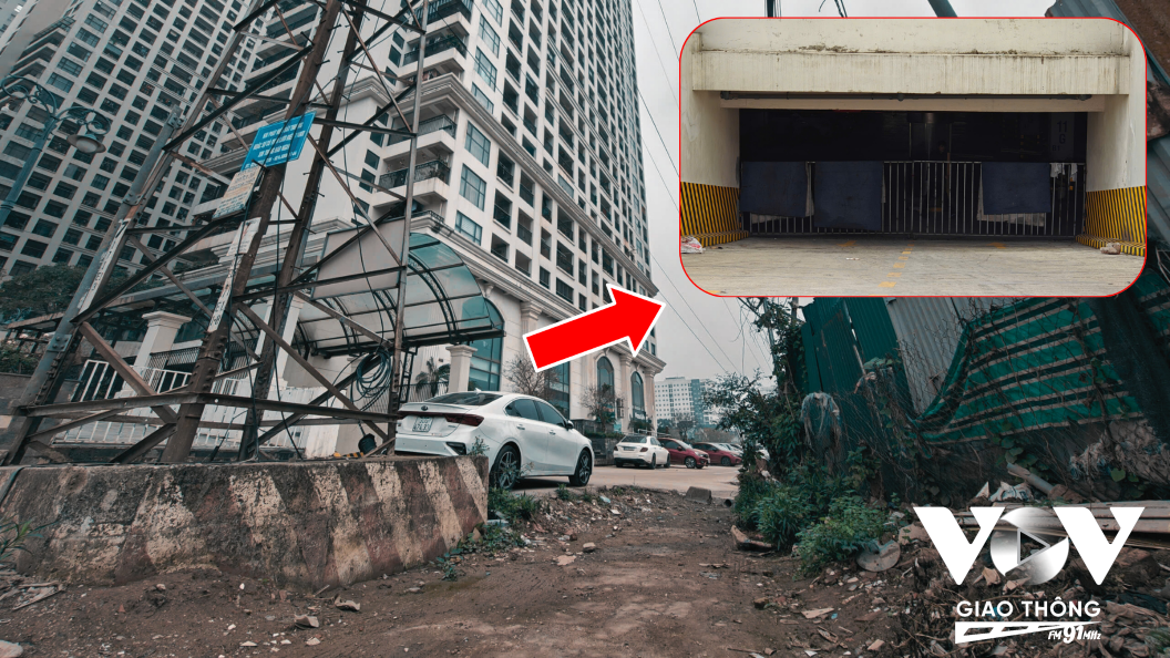 Một hầm bị đóng vì đường ra ngay chân cột điện cao thế và đất dự án giải tỏa. Toàn bộ phương tiện chỉ có 1 hầm để ra vào, thường xuyên ách tắc.