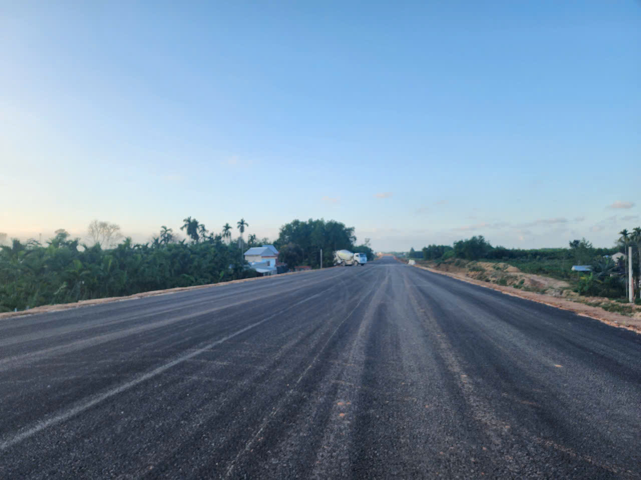 Công tác thảm bê tông nhựa rỗng cũng đang được các nhà thầu đẩy mạnh