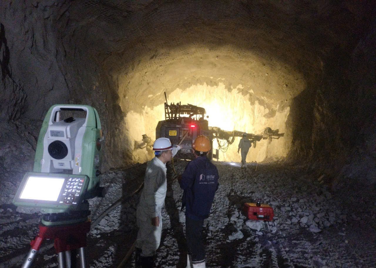 Điều kiện địa chất hầm số 3 yếu hơn so với thiết kế, buộc nhà thầu phải tăng thời gian đào, gia cố và xử lý