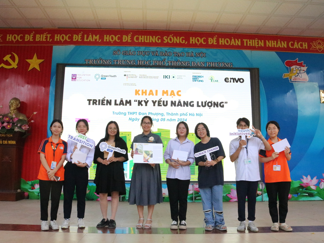 Khai mạc triển lãm 'Kỷ yếu năng lượng' tại trường THPT Đan Phượng