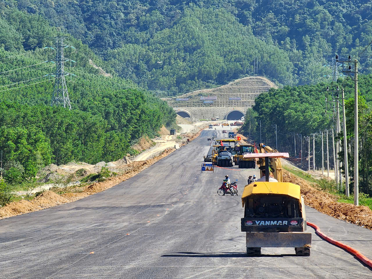 Nhà thầu đang bố trí 49 mũi thi công, gần 3.700 nhân sự cùng hơn 1.400 máy móc thiết bị thi công đào đắp nền đường, rải base, thảm bê tông nhựa rỗng tại những vị trí khô ráo