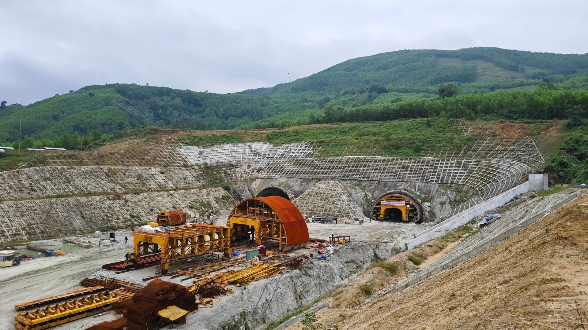 Nhiều máy móc thiết bị được tập kết để thi công đào hầm số 3 và triển khai công tác đổ bê tông vỏ hầm