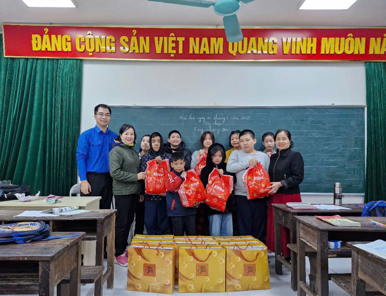 Cô Huyền và cô Bảy cùng nhau giảng dạy, giúp học sinh tiếp thu kiến thức tốt hơn.