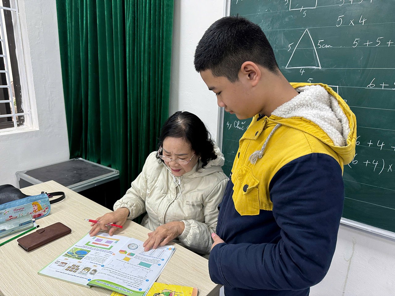 Cô Huyền tận tình hướng dẫn học sinh trong lớp học tình thương.
