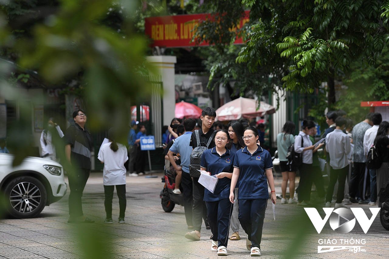 Việc miễn học phí đã khiến dư luận rất đồng tình, bởi sẽ góp phần giảm gánh nặng cho các gia đình.