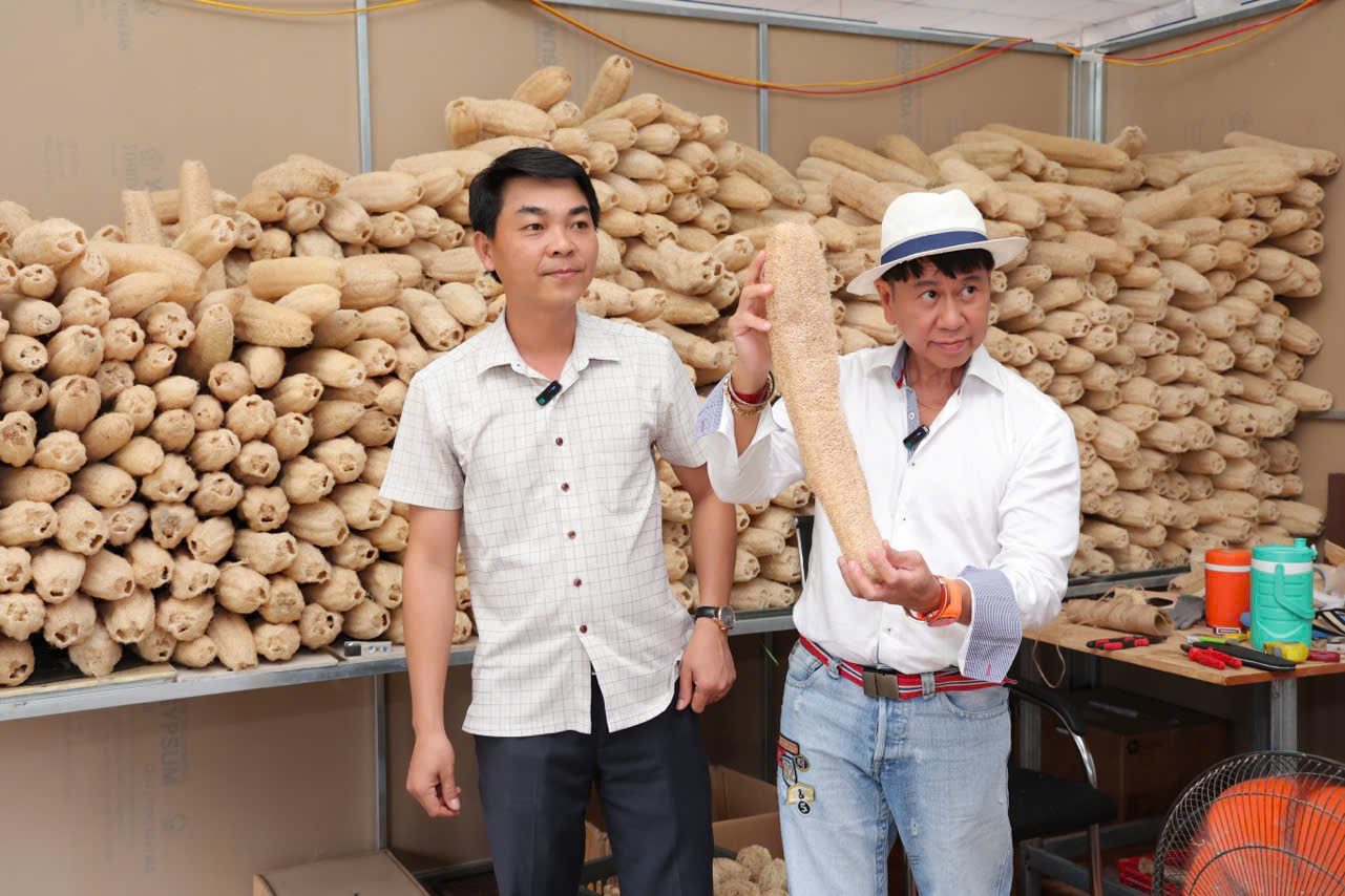 Ông Nguyễn Phú Tùng (bên trái) - Tổng Giám đốc Công ty Cổ phần Loofaa