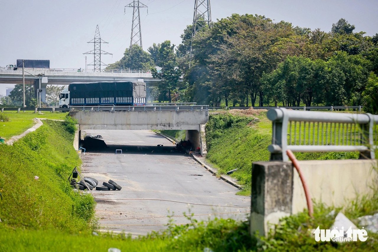Hầm dạ cầu vượt Trạm 2 (thuộc dự án mở rộng xa lộ Hà Nội) còn ngổn ngang - Ảnh: Tuổi Trẻ
