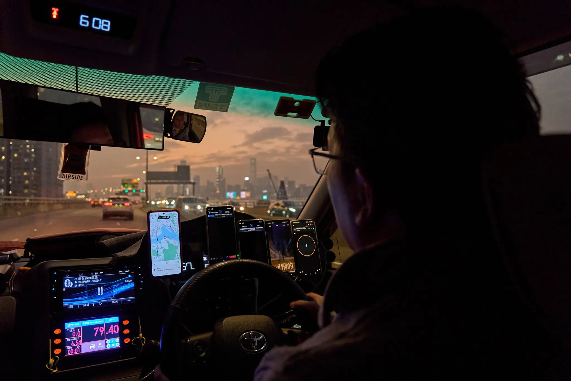 05hongkong-taxis-dispatch-01-jtcb-superJumbo