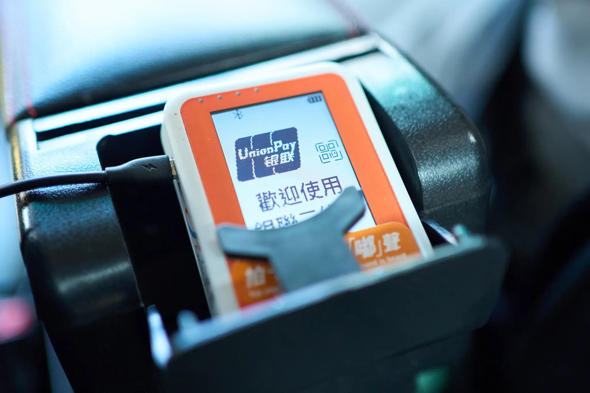 Một thiết bị thanh toán điện tử trong taxi của ông Lau. Chính phủ đang đề xuất yêu cầu tất cả taxi lắp đặt hệ thống chấp nhận thẻ tín dụng hoặc thanh toán kỹ thuật số. Ảnh: Anthony Kwan cho The New York Times