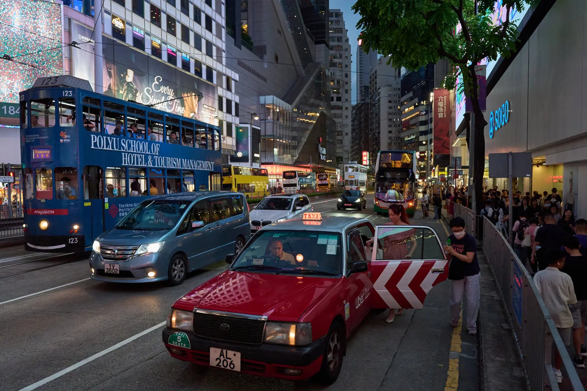 Các khiếu nại của công chúng về việc lái xe ẩu và thái độ thô lỗ của tài xế taxi là điều phổ biến. Tuy nhiên, một chuyên gia cho rằng ấn tượng của công chúng không phải lúc nào cũng công bằng. “Hầu hết họ chỉ muốn kiếm sống.” Ảnh: Anthony Kwan cho The New York Times