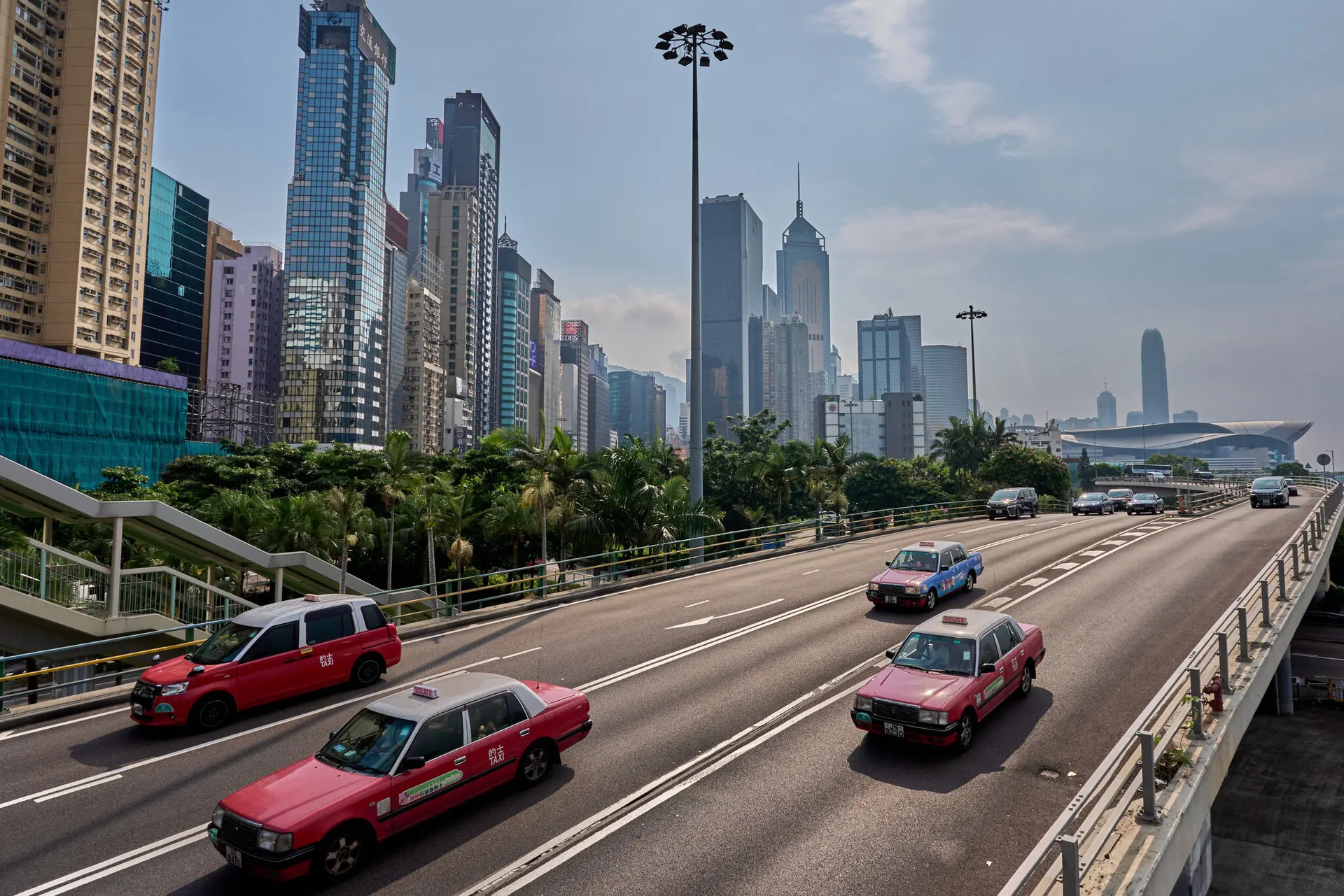 Ngành taxi ở Hồng Kông ngày càng gặp nhiều khó khăn khi thành phố đang nỗ lực khôi phục sức hút đối với du khách. Ảnh: Anthony Kwan cho The New York Times