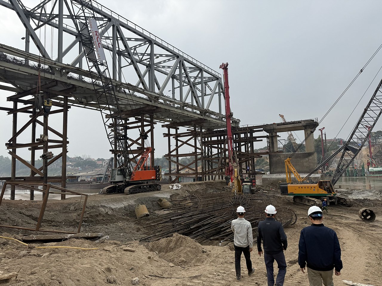 Các mũi thi công đang gấp rút triển khai để đảm bảo tiến độ hợp long vào tháng 9/2025.