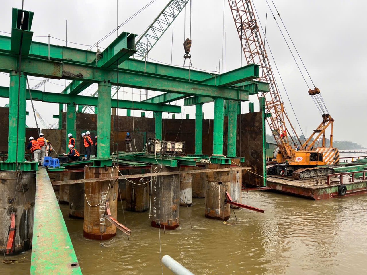 Nhà thầu huy động tối đa nhân lực, máy móc làm việc 3 ca 4 kíp để vượt lũ tiểu mãn.