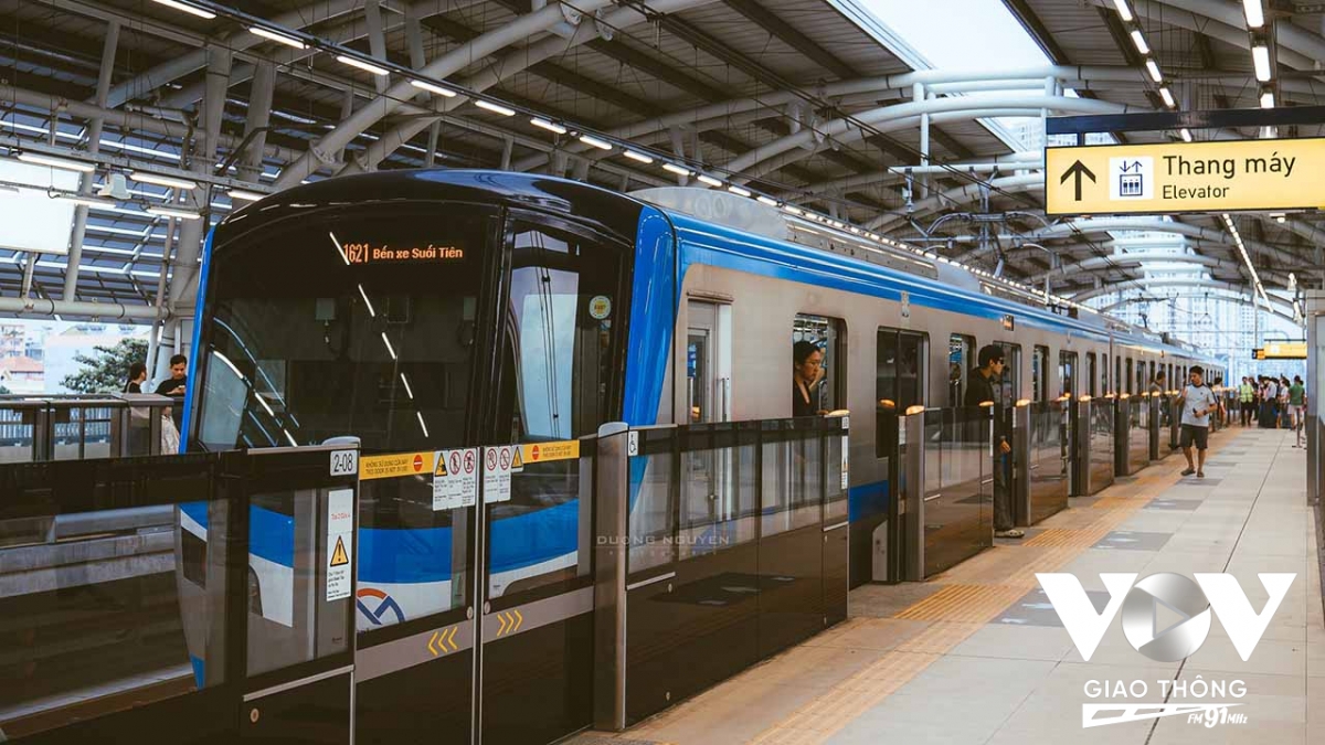 hon-40-nghin-luot-hanh-khach-moi-ngay-tren-tuyen-metro-so-1-ben-thanh-suoi-tien-1717
