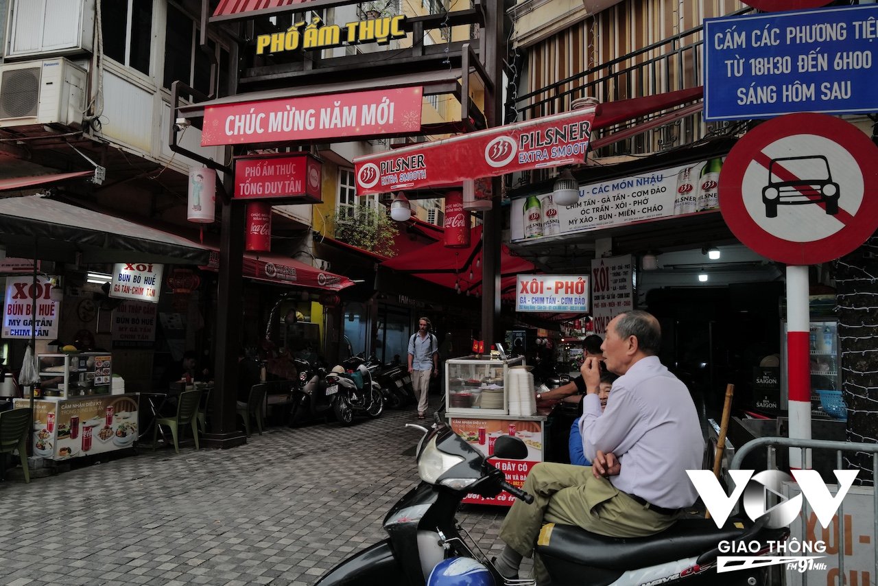 Ngõ Cấm Chỉ nổi tiếng với những hàng xôi ngon có xuất xứ một phần từ làng nghề xôi Phú Thượng