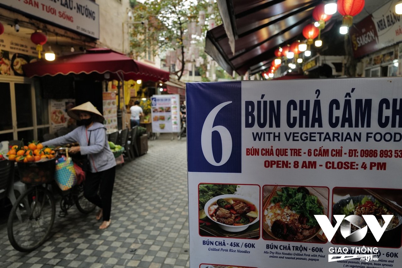 Được quy hoạch khá tốt và có chủ đích nên phố ẩm thực Cấm Chỉ, Tống Duy Tân thu hút được nhiều du khách tới đây thưởng thức món ăn hương vị Hà thành